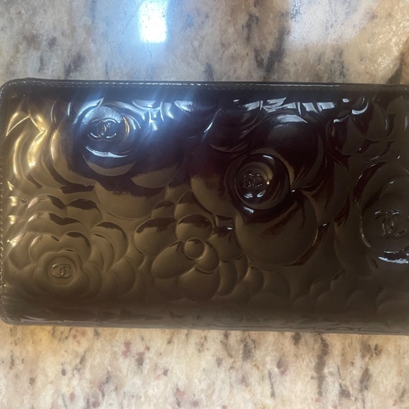 Chanel Patent Camellia Wallet - Picture 2 of 7